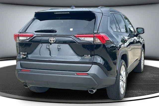 Used 2025 Midnight Black Metallic Toyota XLE Premium image 6