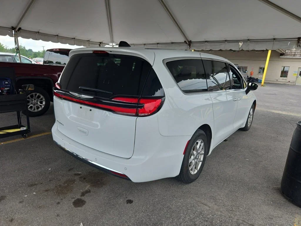 Used 2025 White Chrysler Select image 6