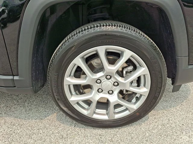 Used 2023 Black Jeep Latitude Lux image 9