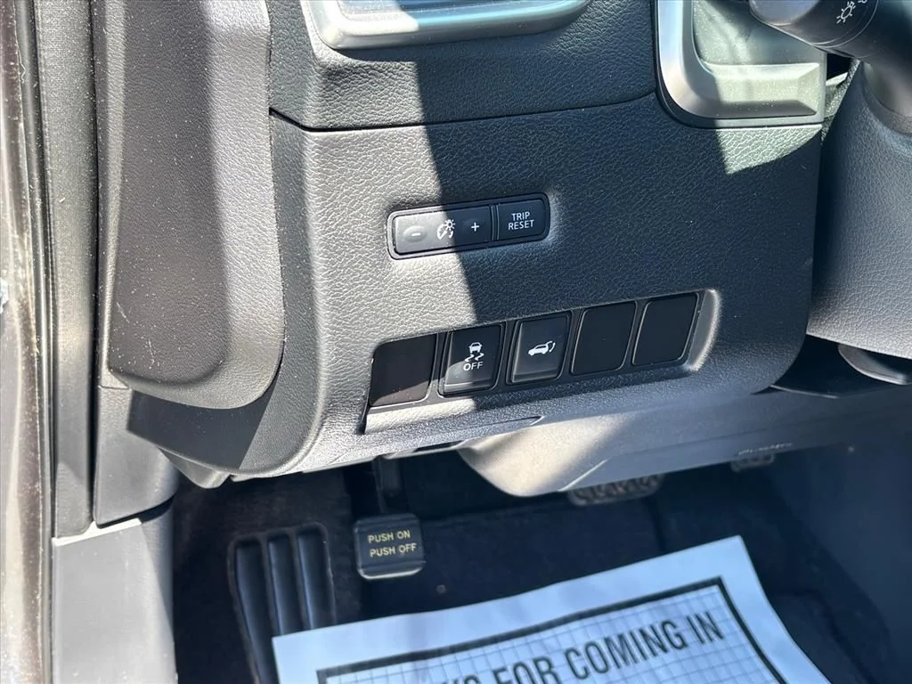 Used 2016 Gray Nissan SL image 9