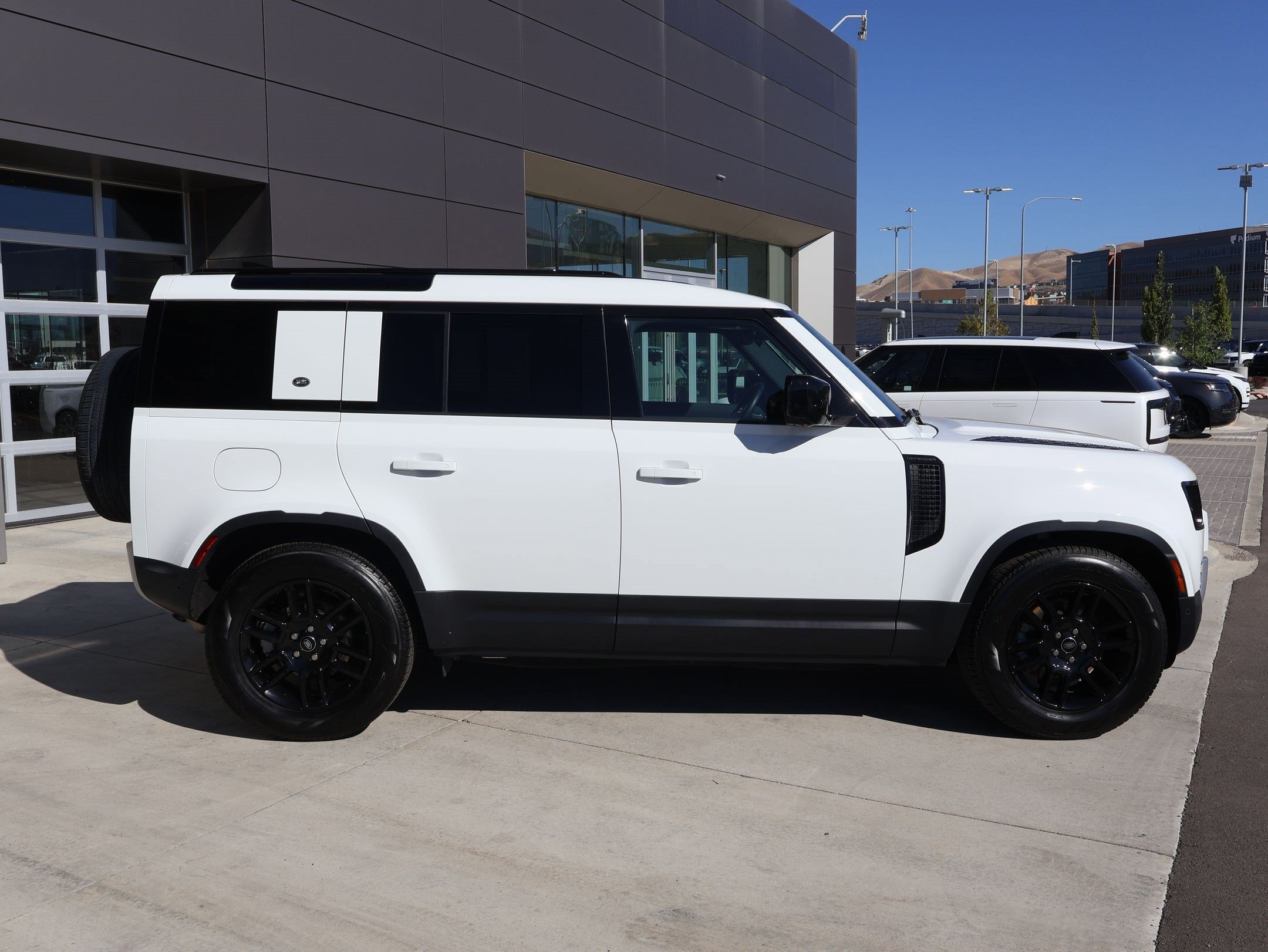 Used 2024 Fuji White Land Rover 110 P300 S image 4