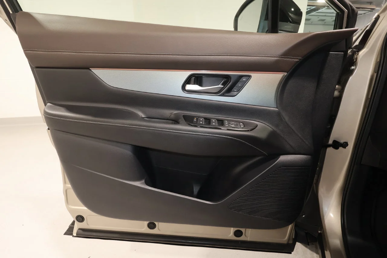 Used 2025 Gold Nissan Platinum image 22