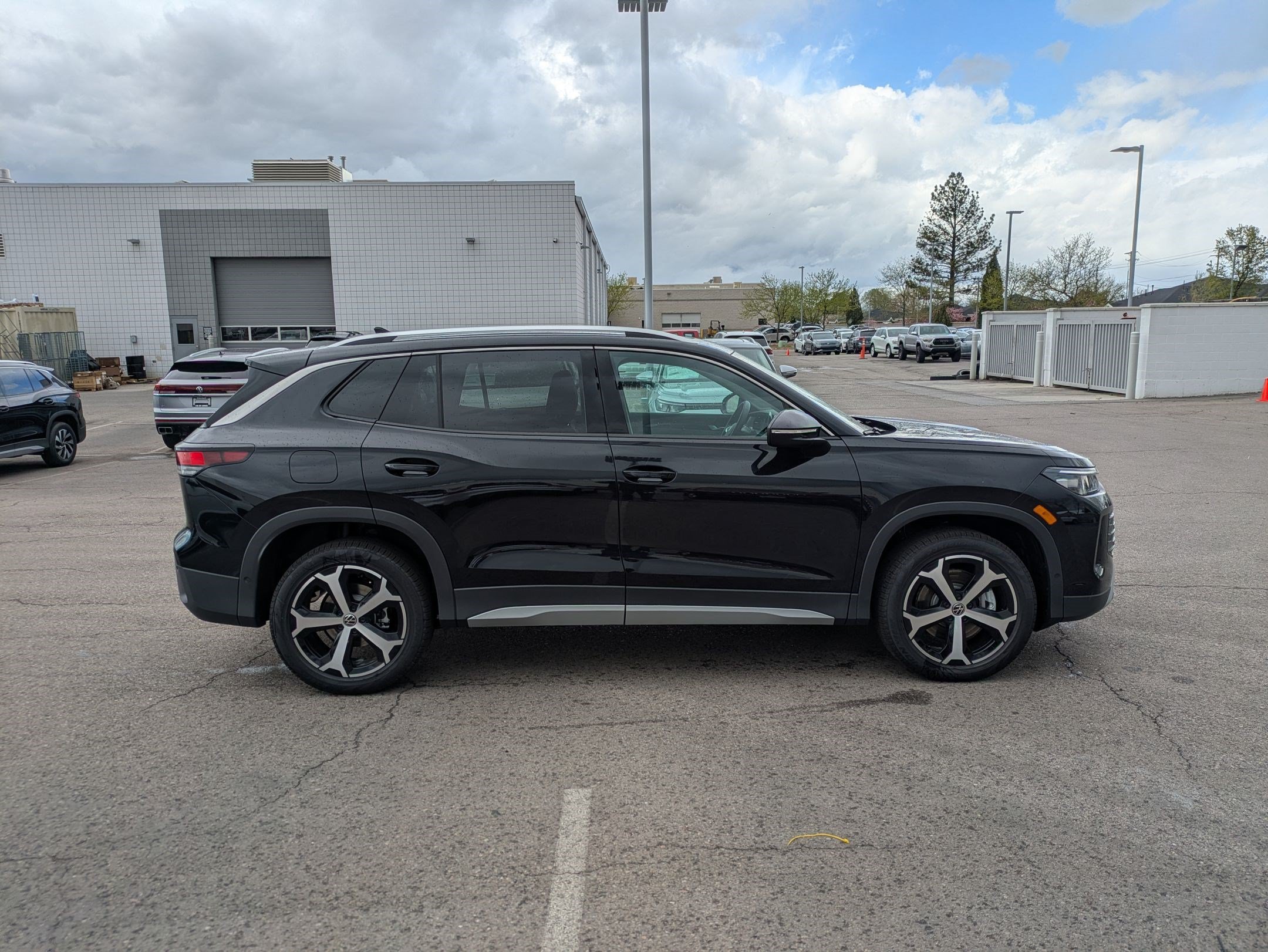 New 2026 Deep Black Pearl Volkswagen SE image 2
