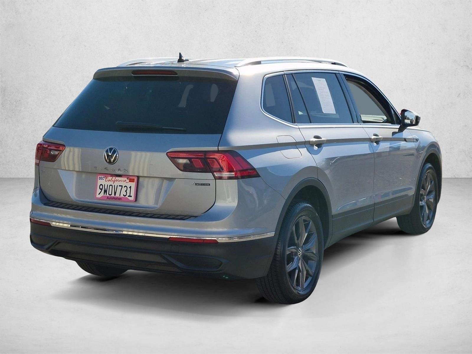 Used 2024 Pyrite Silver Metallic Volkswagen SE image 5