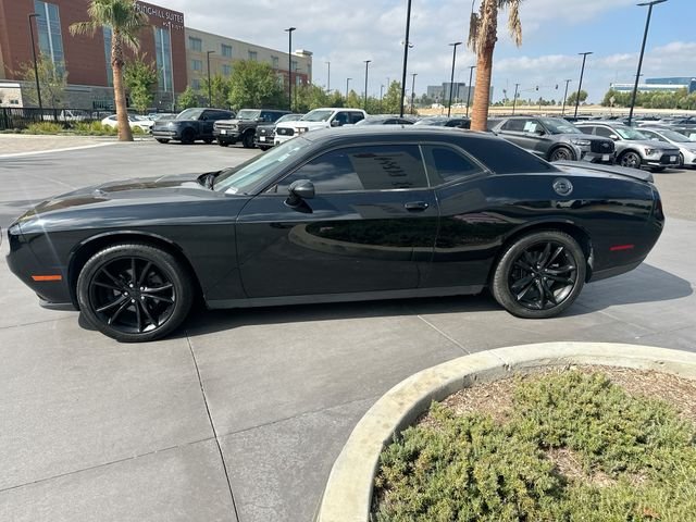 Used 2016 Black Dodge SXT image 4