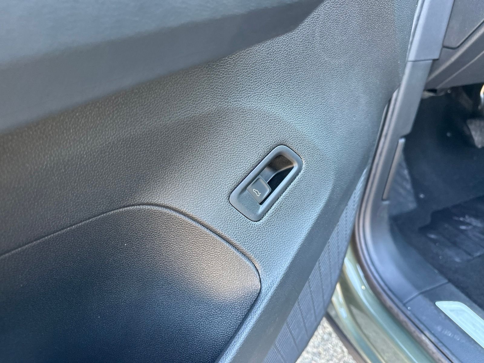 New 2026 Green Volkswagen 2.0T SE w/Technology image 19