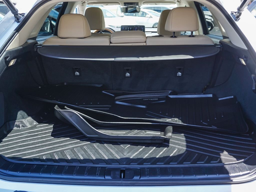 Used 2022 White Lexus 450h image 25