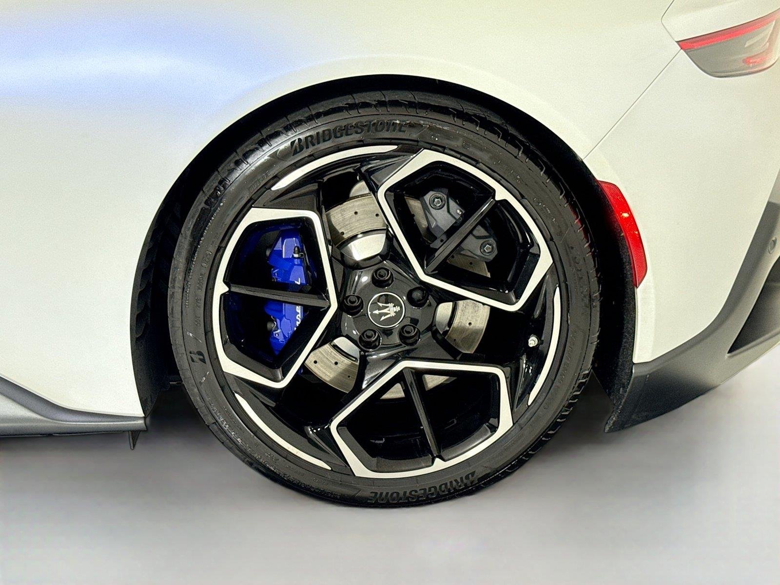 Used 2023 Bianco Solid Maserati  image 39