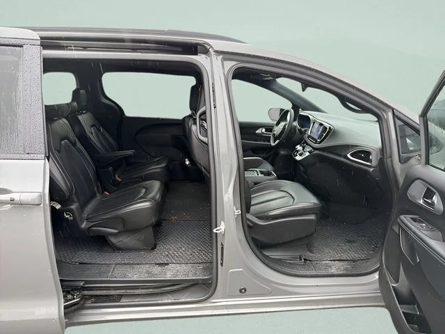 2023 Chrysler Pacifica Touring L - Photo 10