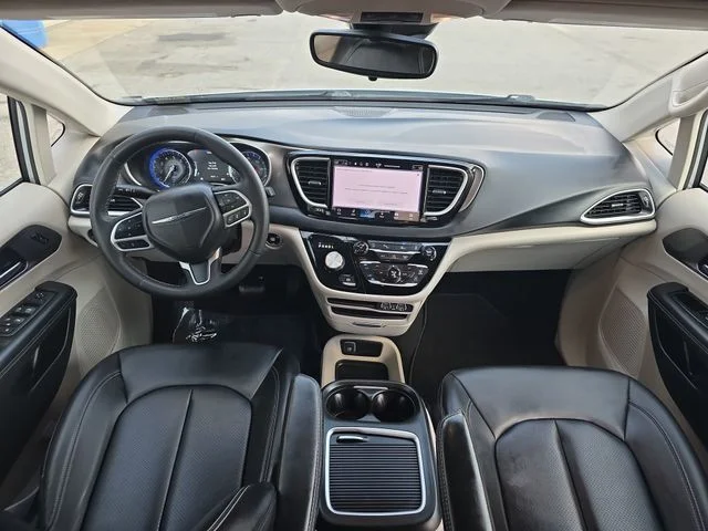 Used 2023 Silver Chrysler Touring L image 10