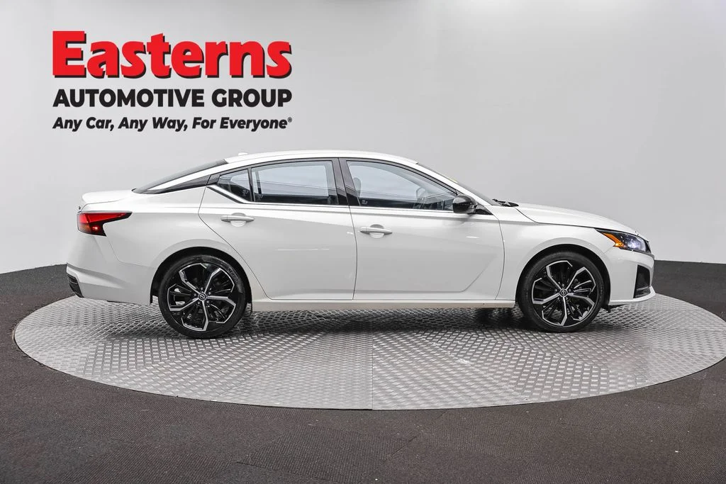 Used 2024 White Nissan 2.5 SR image 4