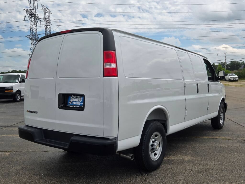 New 2026 Summit White Chevrolet WT image 11