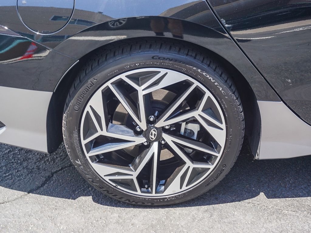 Used 2023 Black Hyundai SEL image 9