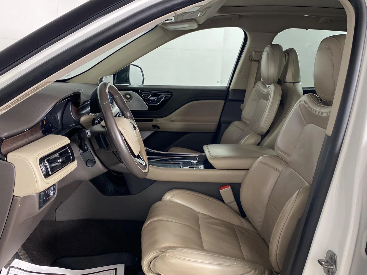 Used 2020 Pristine White Metallic Tri-Coat Lincoln Reserve image 25