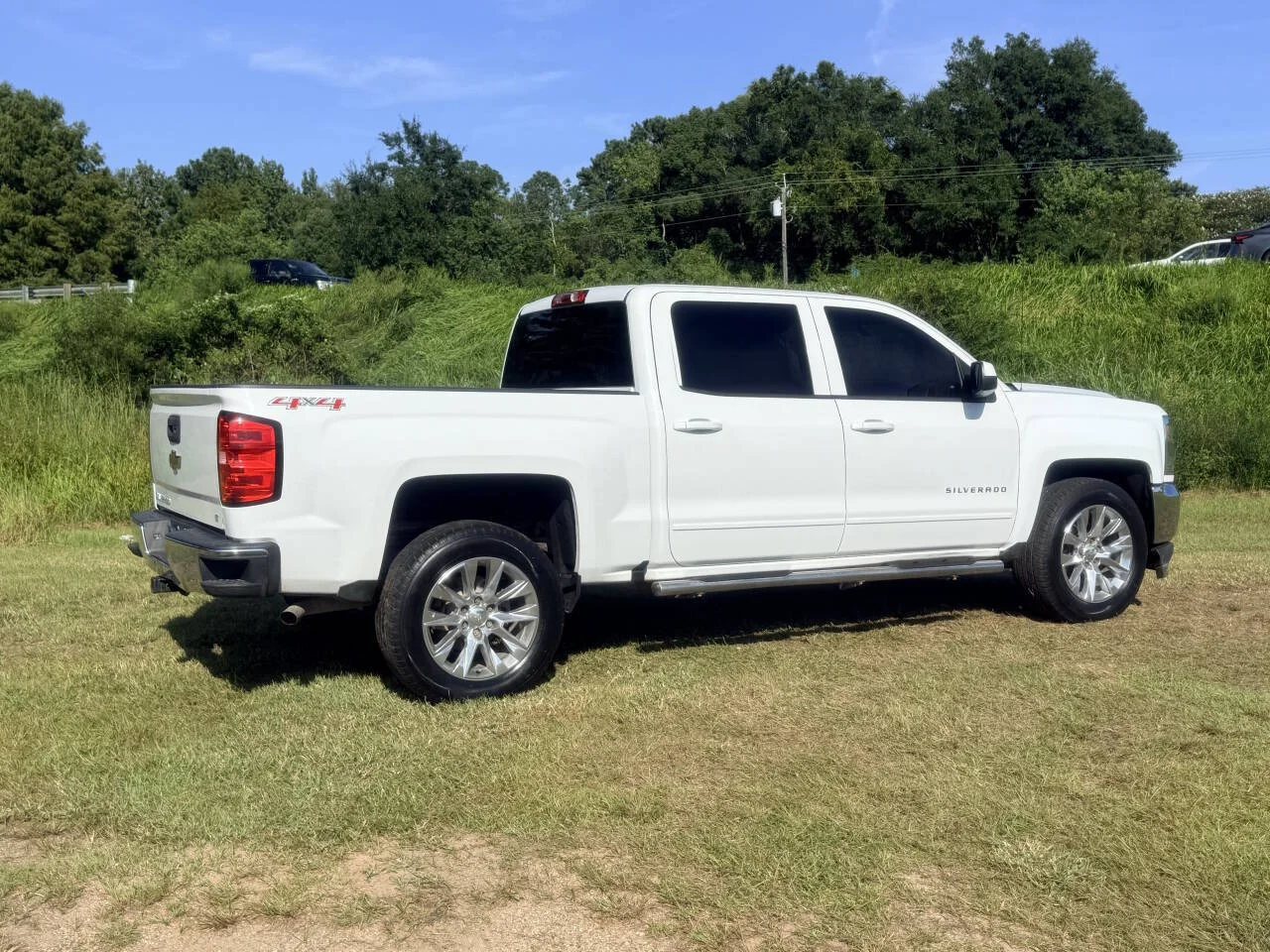 Used 2017 White Chevrolet LT 4x4 4dr Crew Cab 5.8 ft. SB image 6
