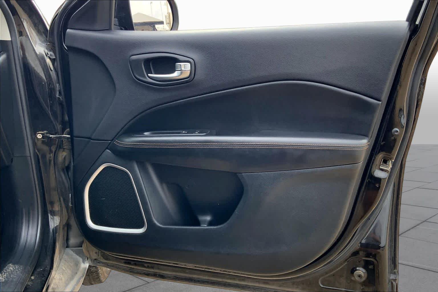 Used 2018 Diamond Black Crystal Pearlcoat Jeep Limited image 22