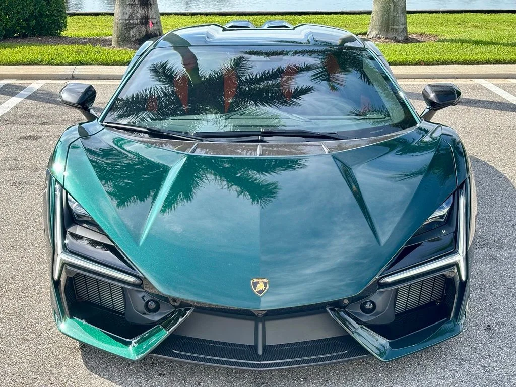 Used 2025 Verde Hydra Metallic Lamborghini  image 2