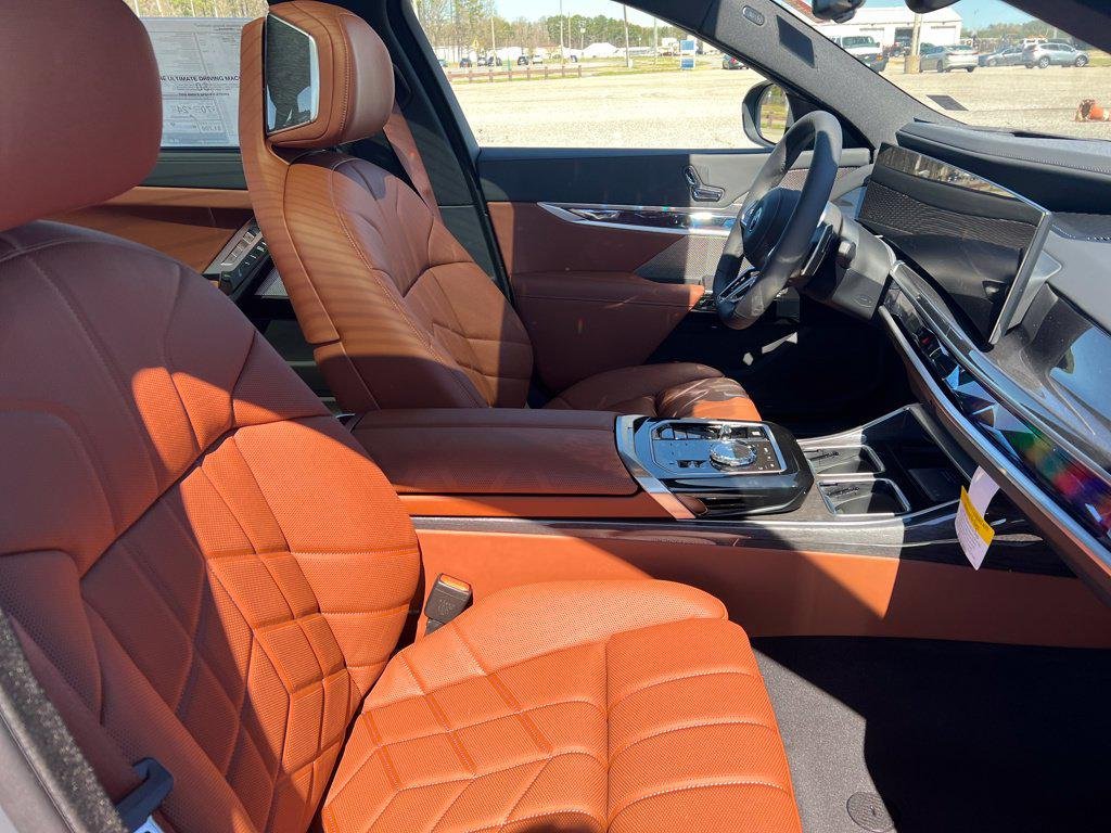 New 2026 Dravit Grey Metallic BMW 750e xDrive image 29