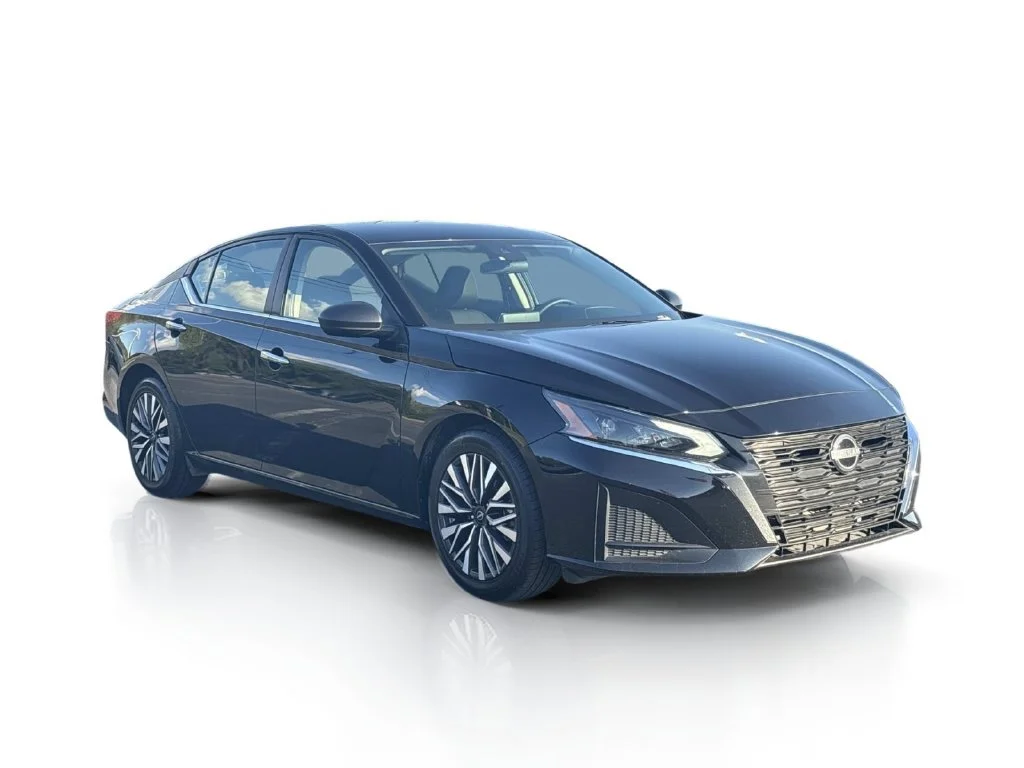 Used 2025 Super Black Nissan SV image 3