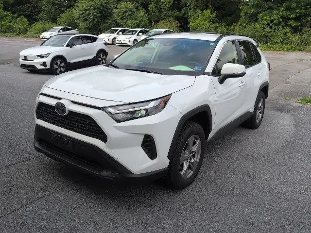 Used 2022 White Toyota XLE image 3