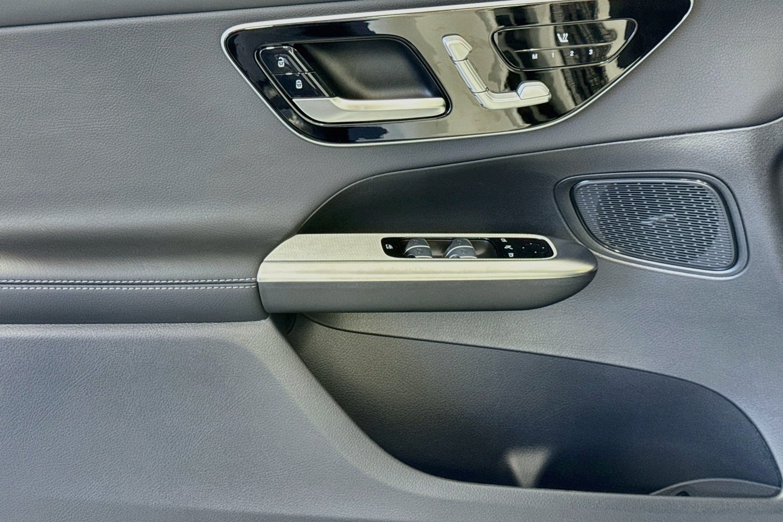 New 2027 Polar White Mercedes-Benz GLC 300 image 16