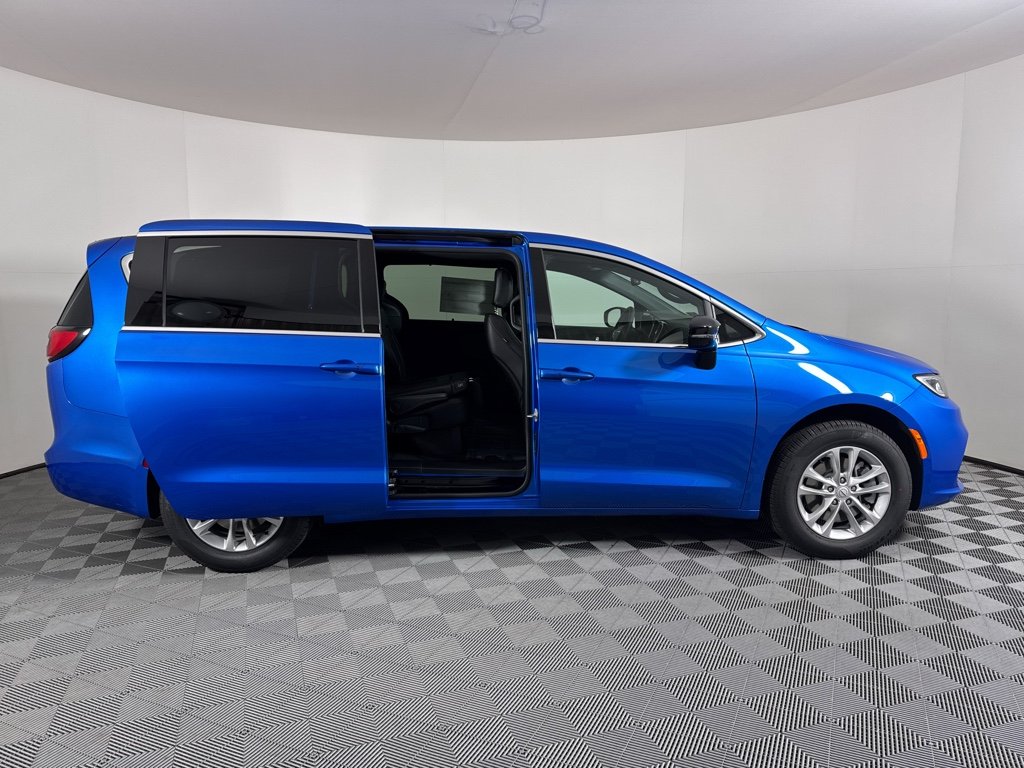 New 2026 Hydro Blue Pearl-Coat Exterior Paint Chrysler Select image 15
