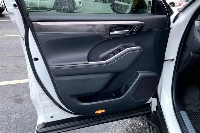 Certified Used 2025 WIND CHILL PEARL Toyota  image 21