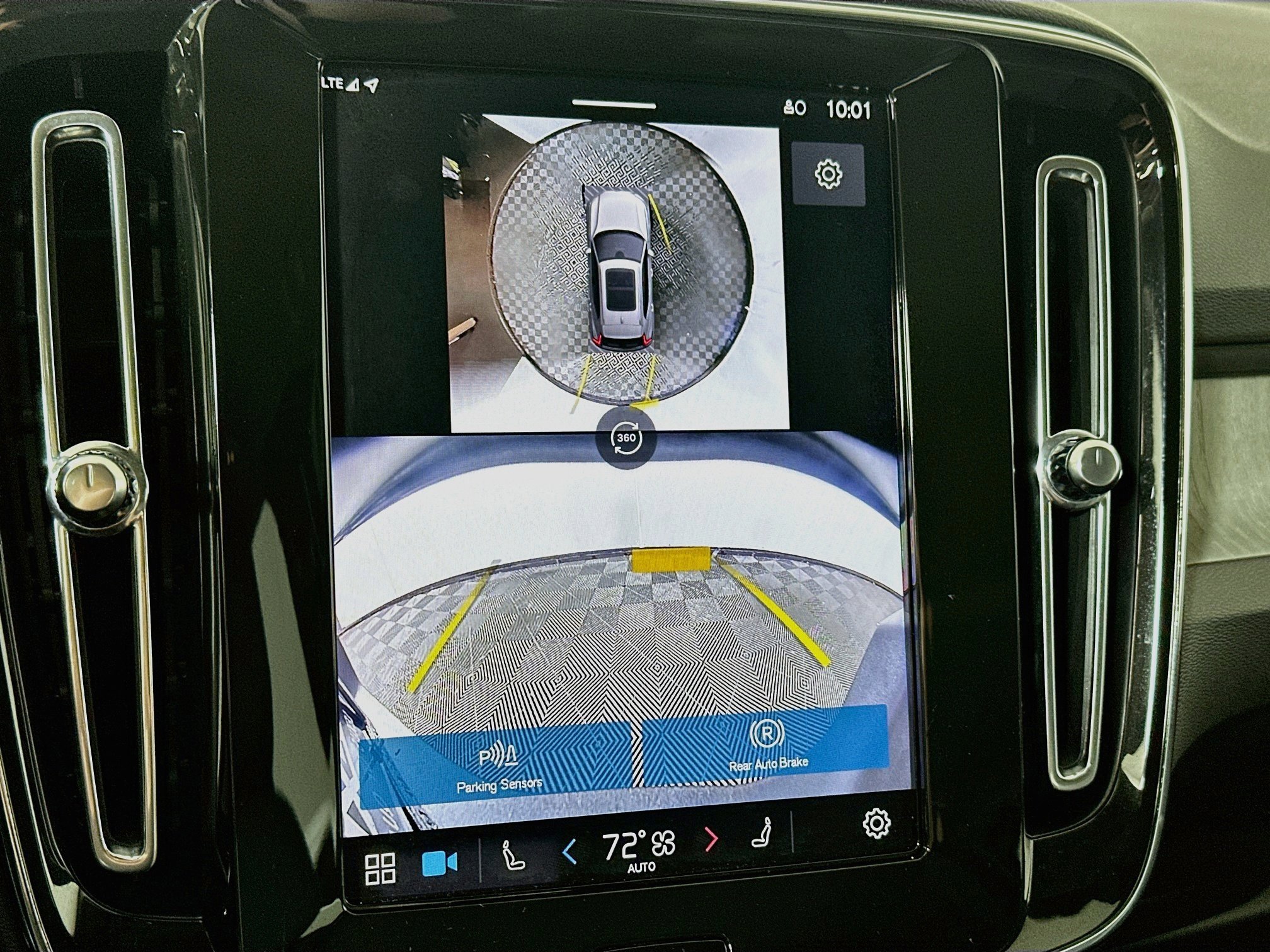 2025 Volvo XC40 Plus - Photo 14