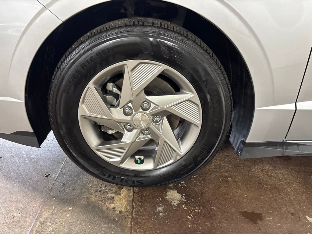 Certified Used 2025 Silver Hyundai SE image 9