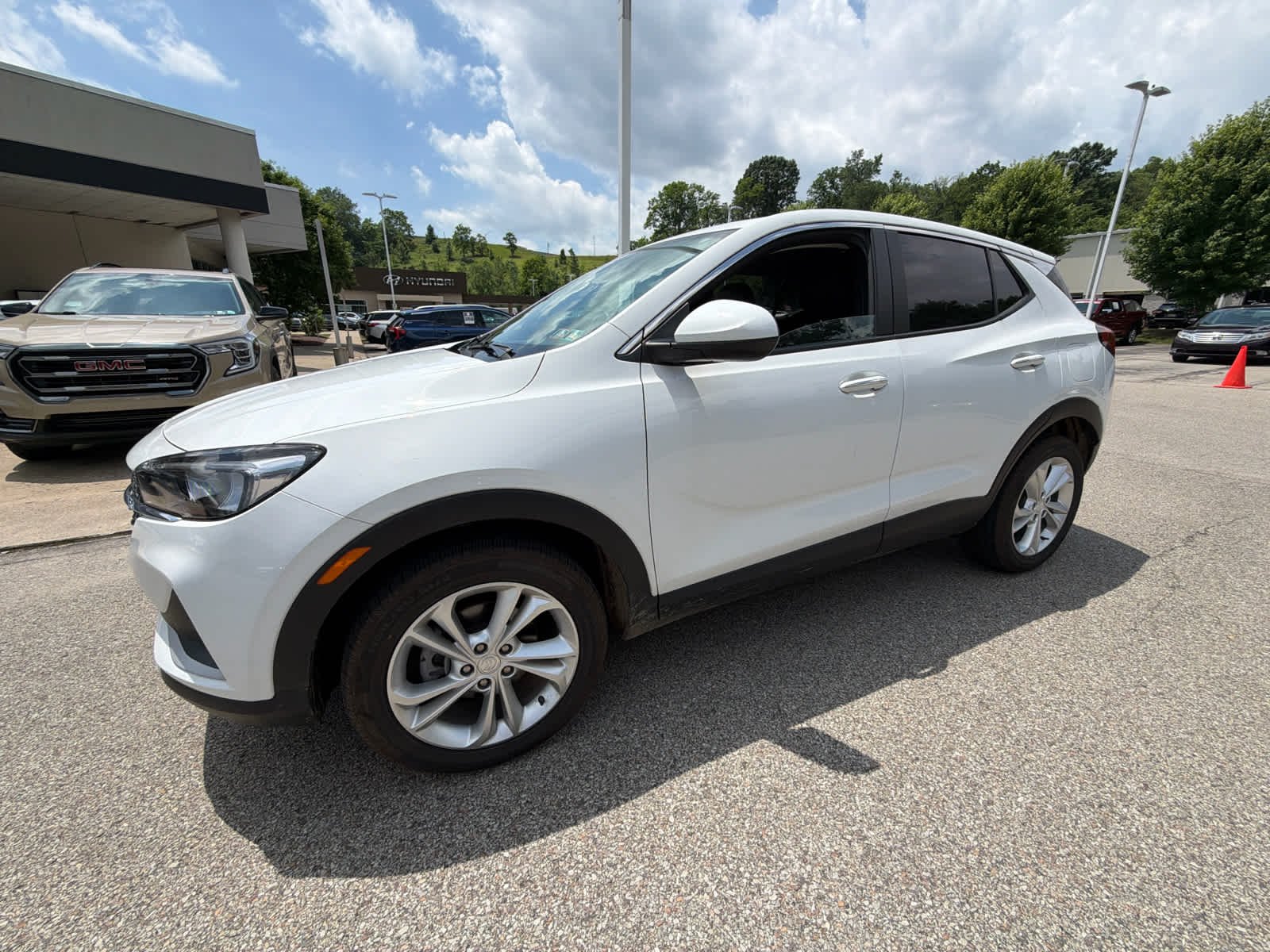 Used 2023 Summit White Buick Preferred image 3