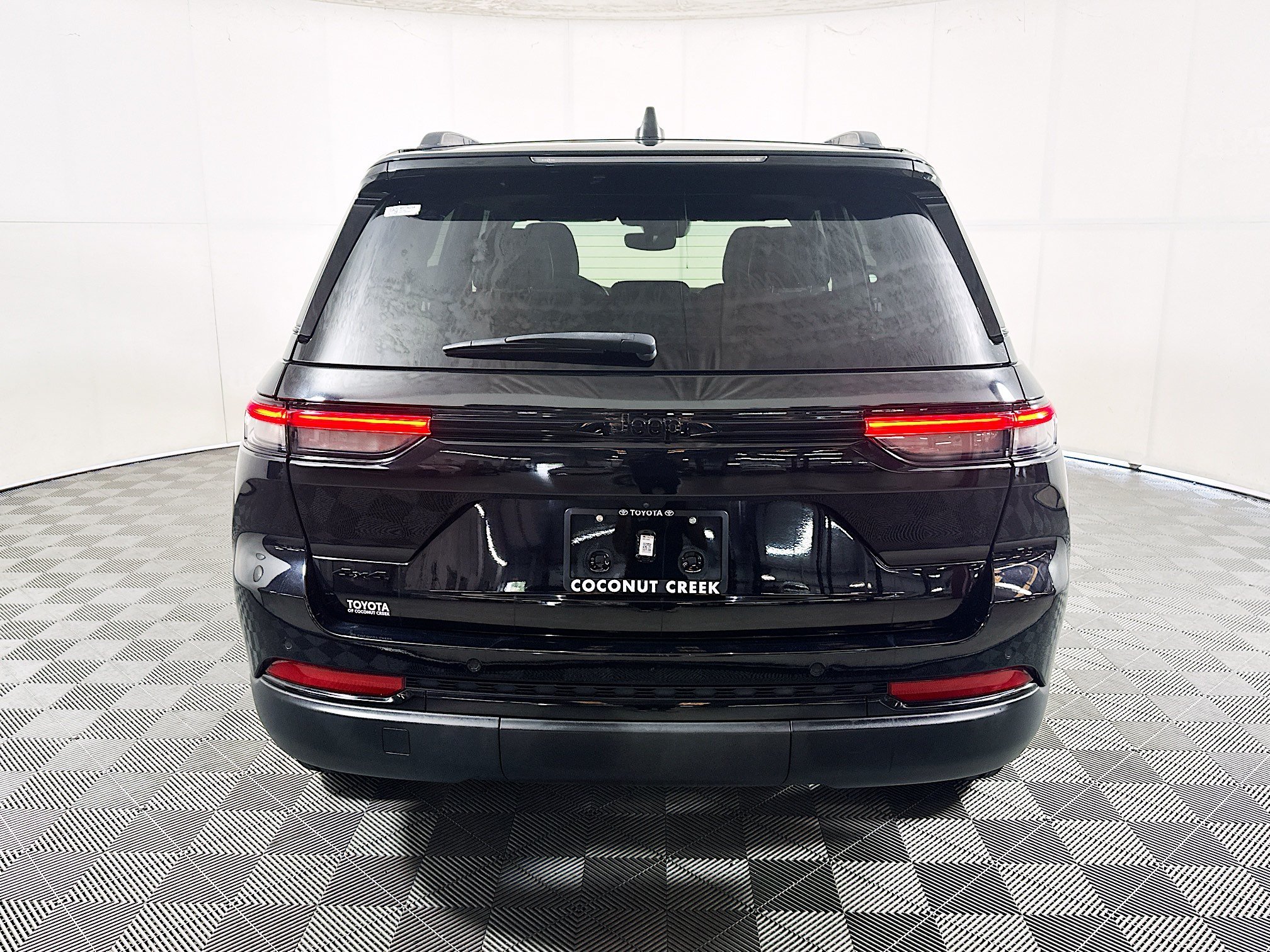 Used 2023 Diamond Black Crystal Pearlcoat Jeep Altitude image 4