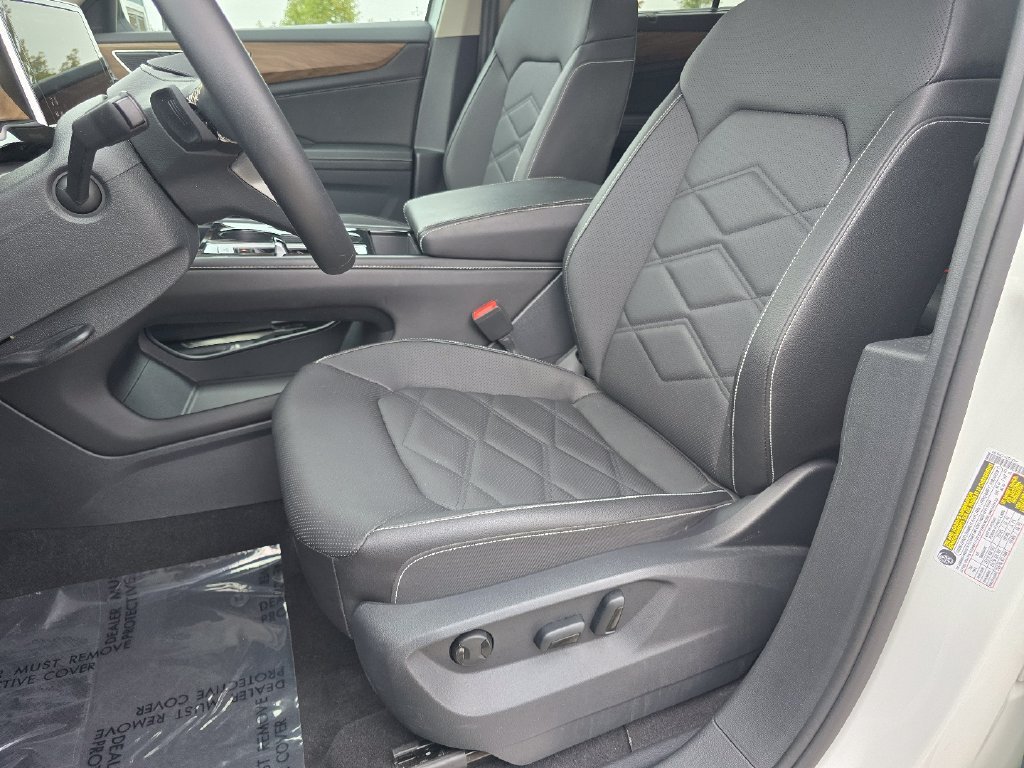 Used 2025  Volkswagen 2.0T SE w/Technology image 29