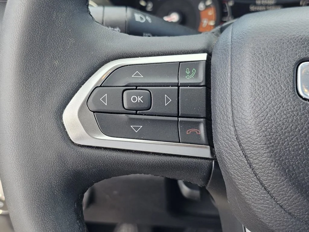 Used 2023 Diamond Black Cry Jeep Altitude image 20