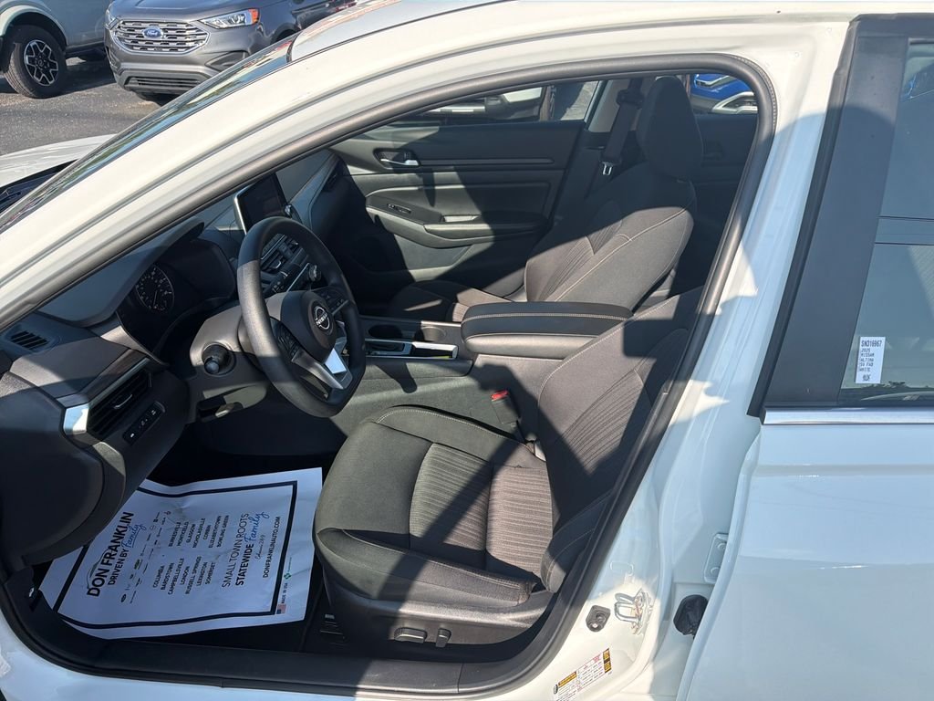 Used 2025 White Nissan 2.5 SV image 13