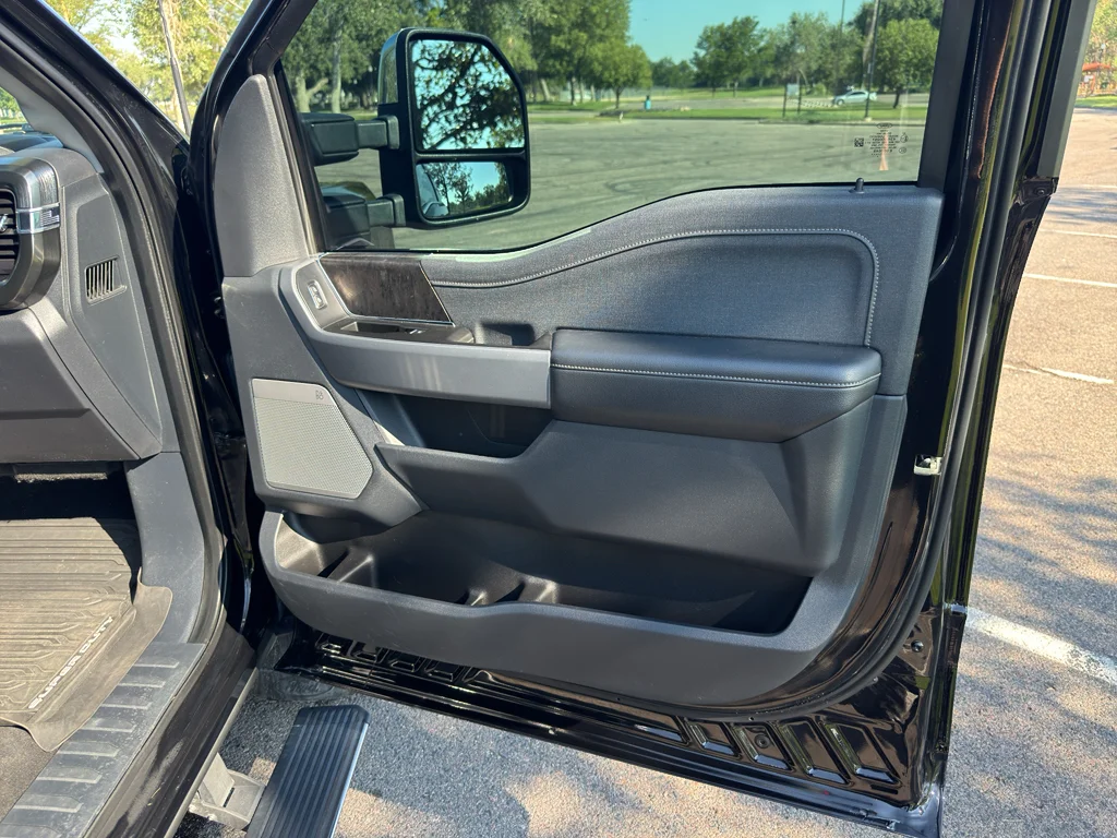 Used 2023 Agate Black Metallic Ford LARIAT image 9