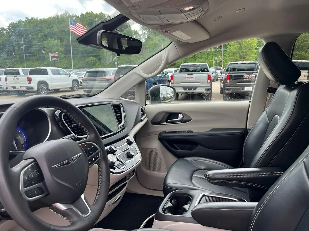 Used 2023 Crystal Metallic Chrysler Touring L image 18