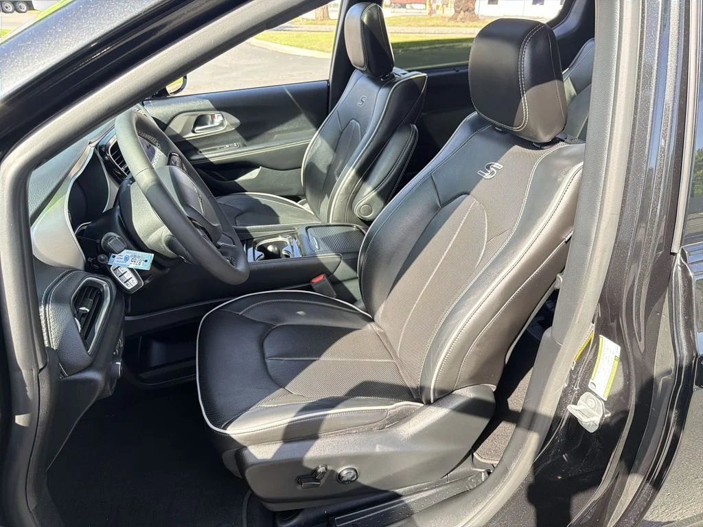 Used 2022 Black Chrysler Limited image 13