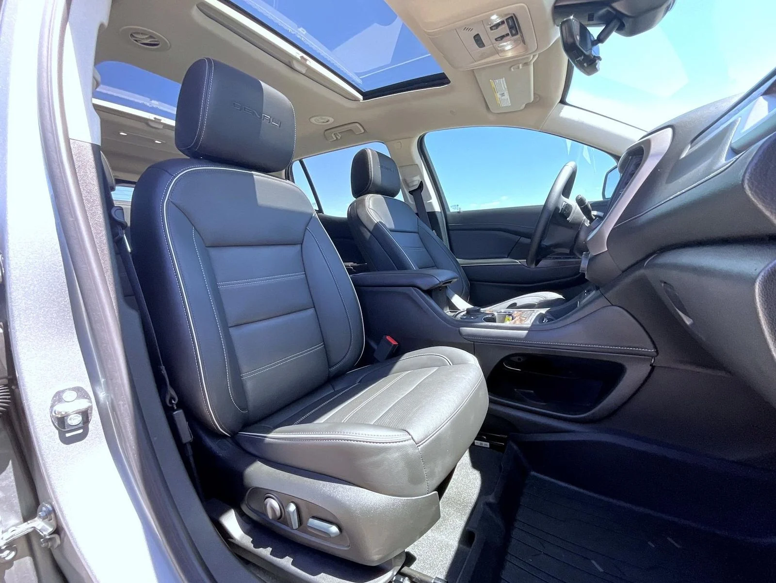 Used 2023 Silver GMC Denali image 16