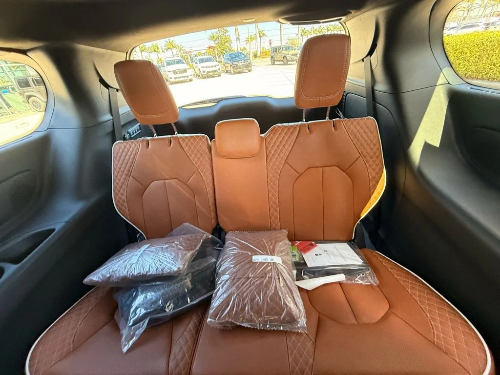 New 2026 Bright White Clear-Coat Exterior Paint Chrysler Pinnacle image 28