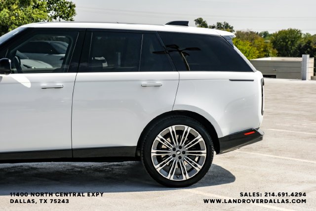 Used 2024  Land Rover SE image 11