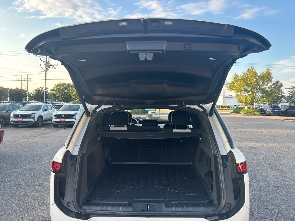 Used 2023 White Land Rover SE Dynamic image 8