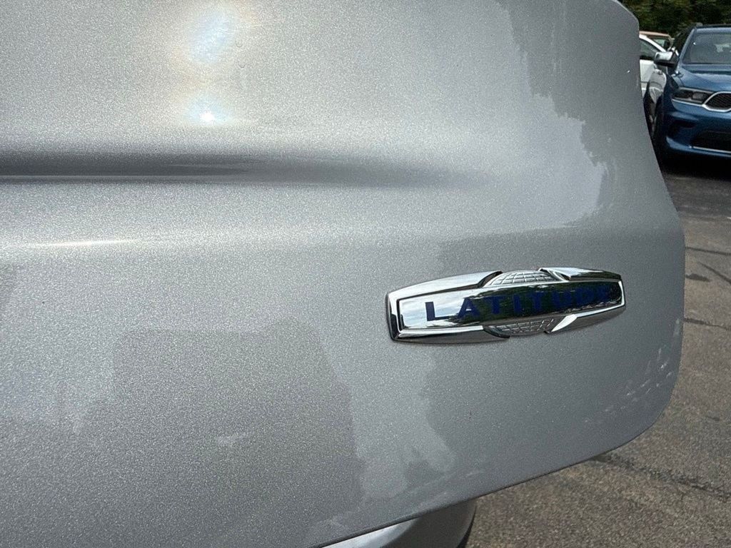 Used 2022 Silver Jeep Latitude image 17