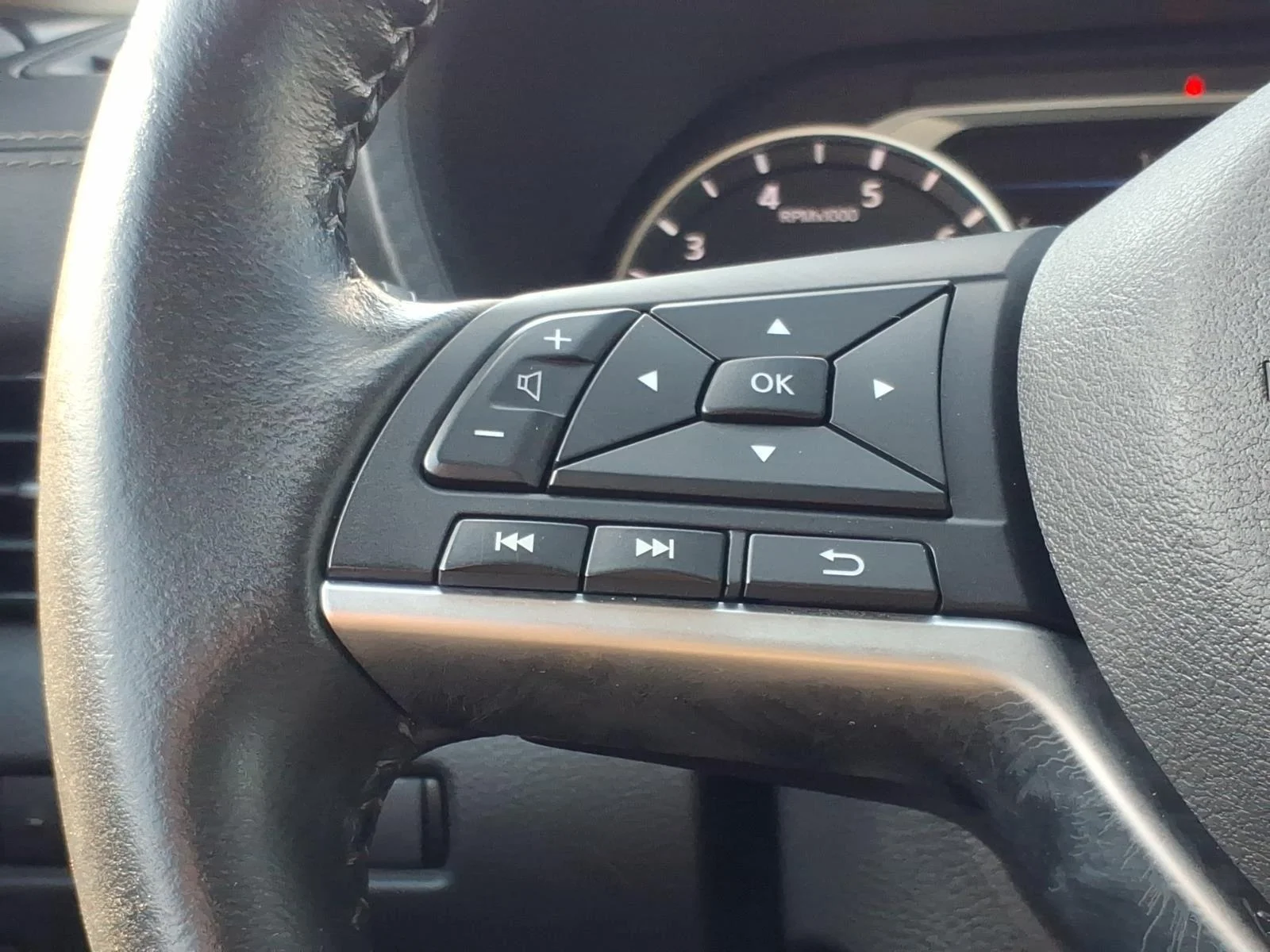 Used 2022 Electric Blue Metallic Nissan SV image 27