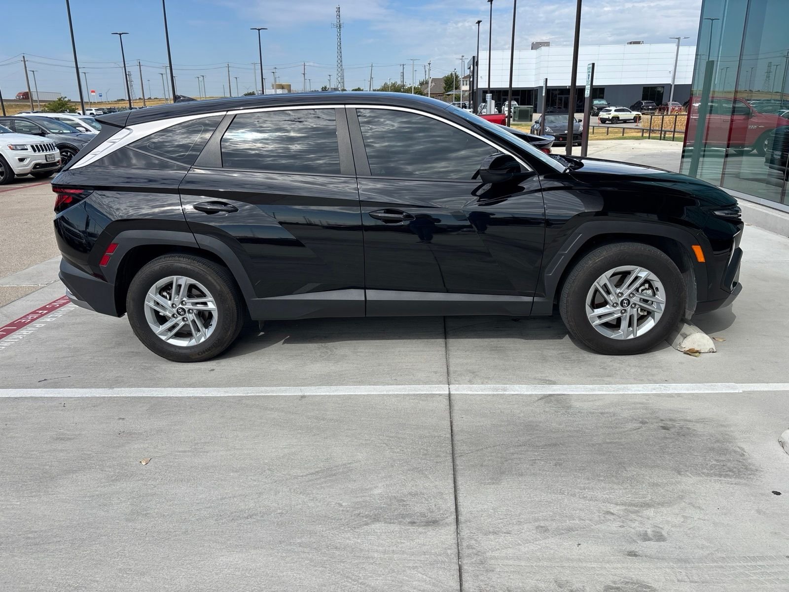 Certified Used 2025 Phantom Black Hyundai SE image 4