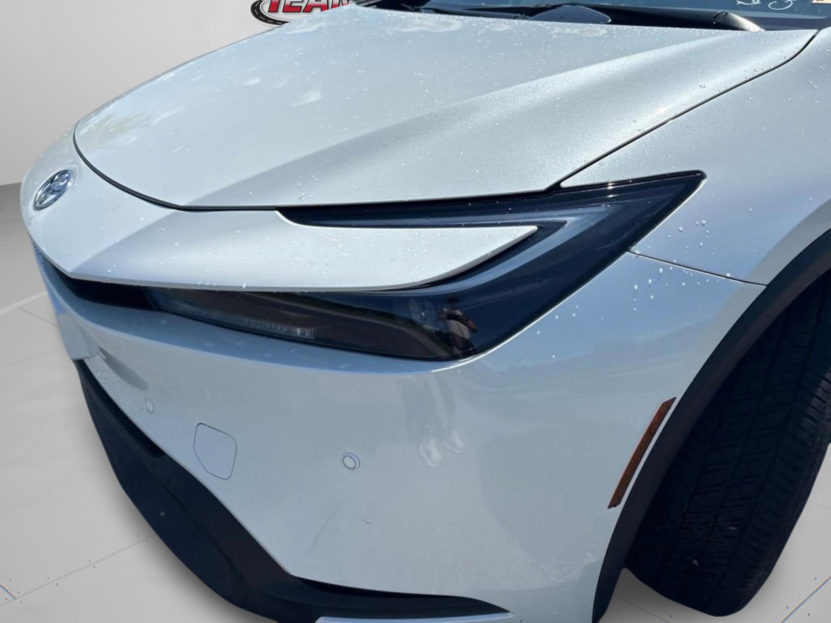 Used 2025 Pearl Toyota LE image 31