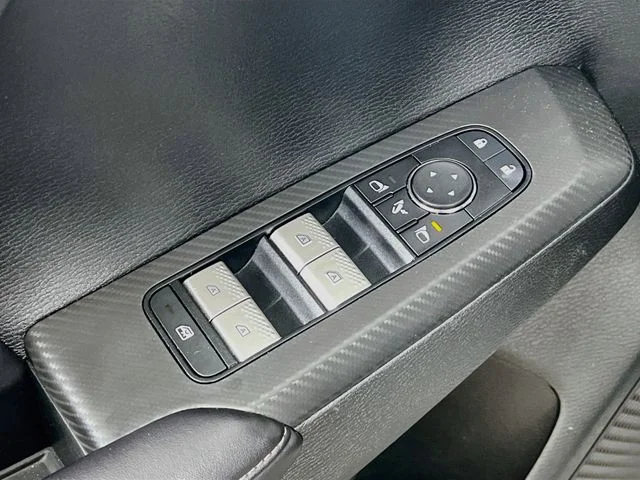 Used 2025 Silver Mitsubishi SE image 9