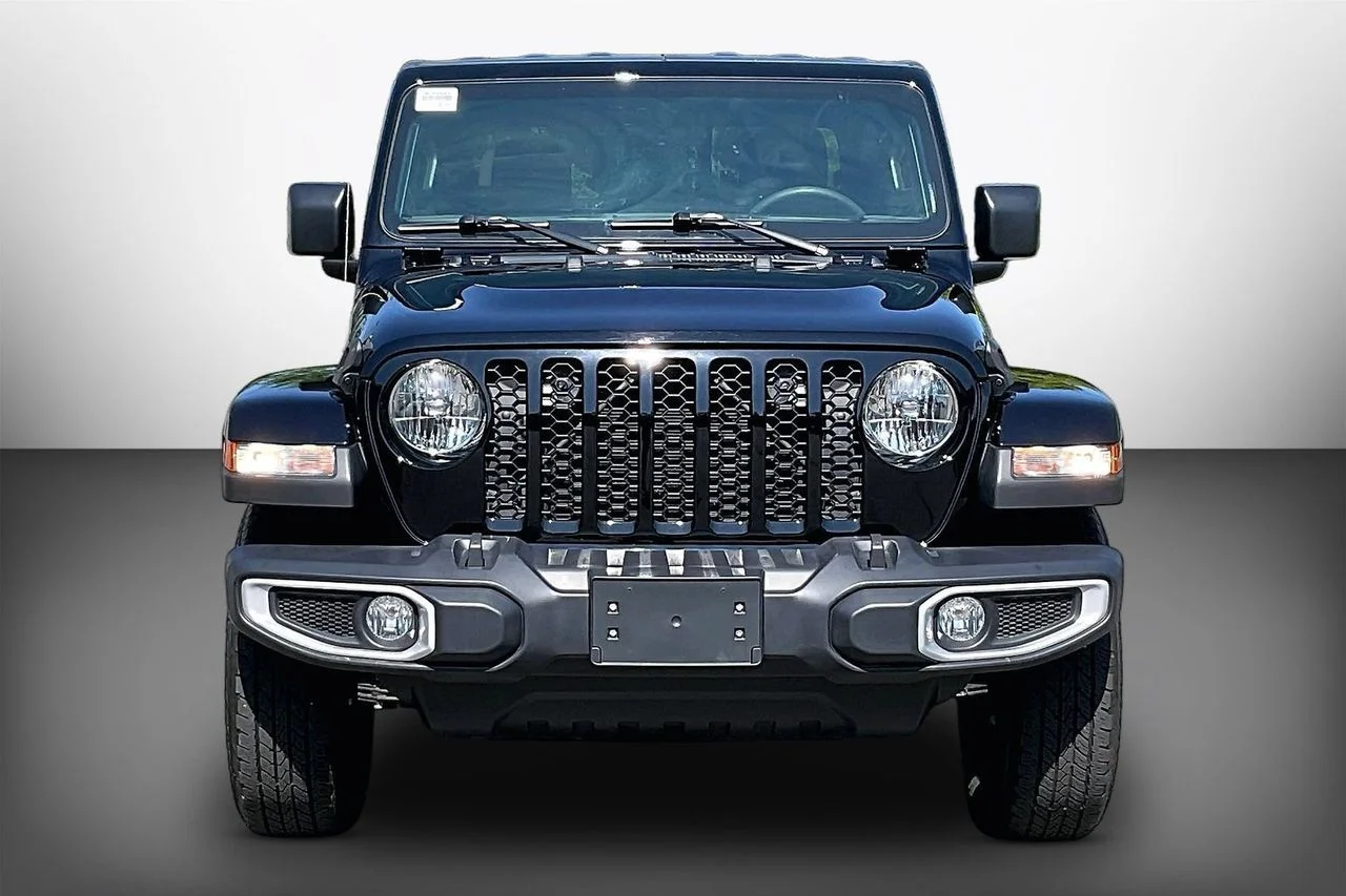 Used 2023 Black Jeep Sport S image 3