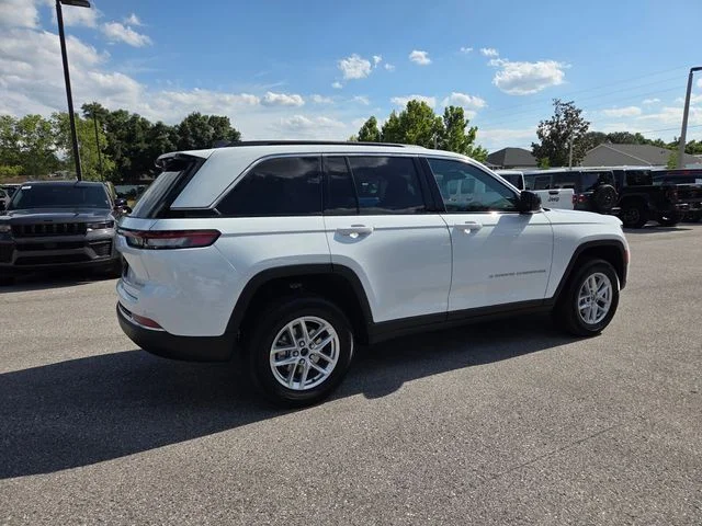 New 2026 Bright White Clear-Coat Exterior Paint Jeep Laredo X image 13
