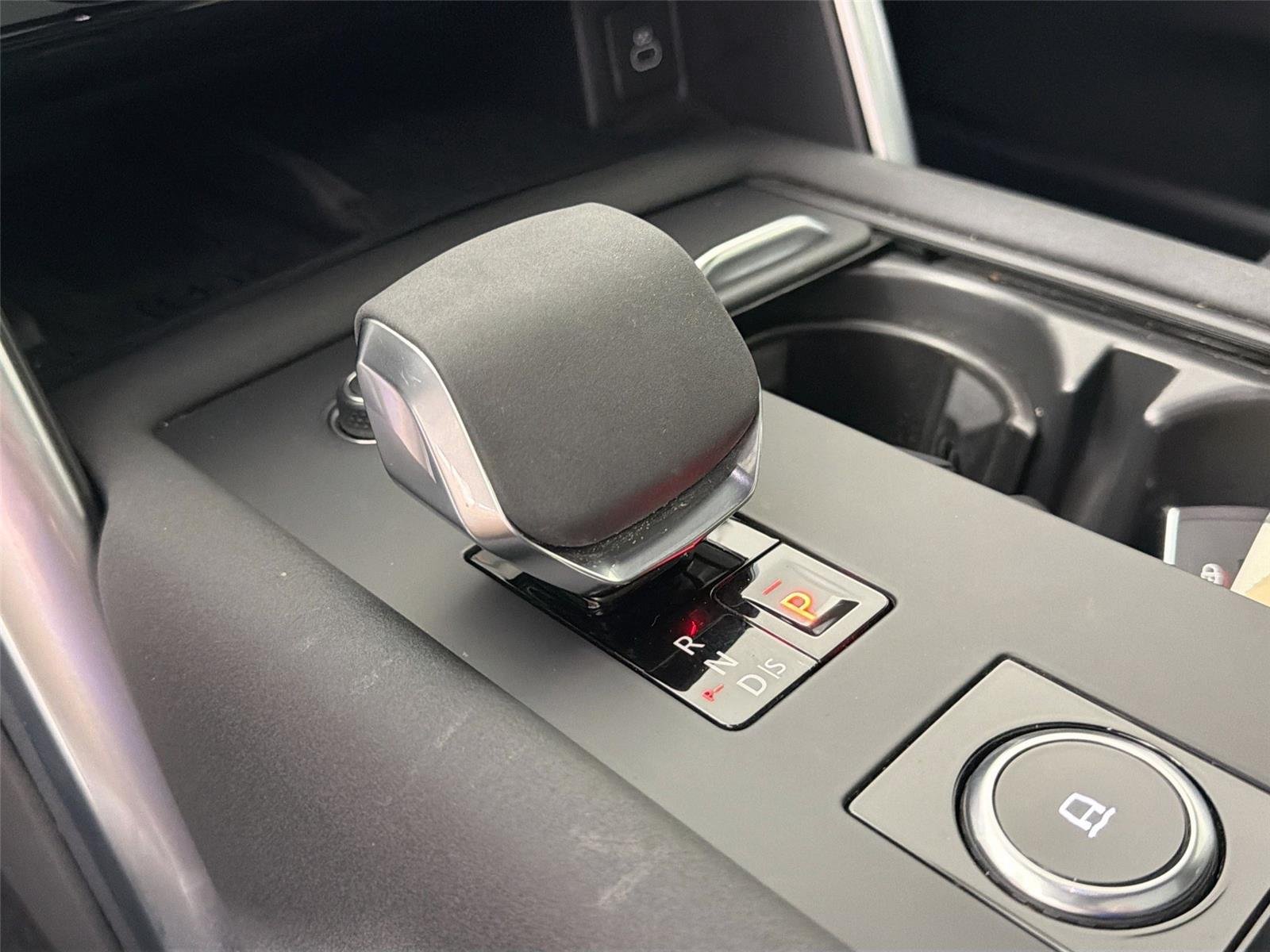 Certified Used 2024 Fuji White Land Rover Dynamic SE image 16