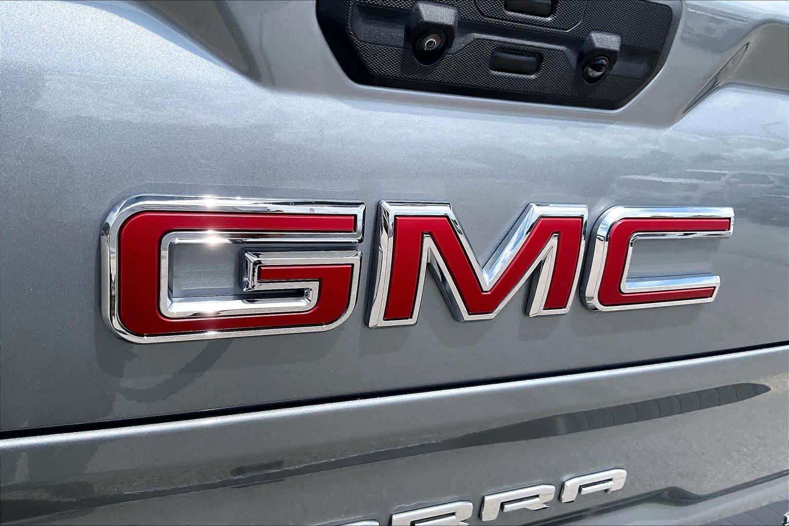 Used 2025 Sterling Metallic GMC SLT image 30